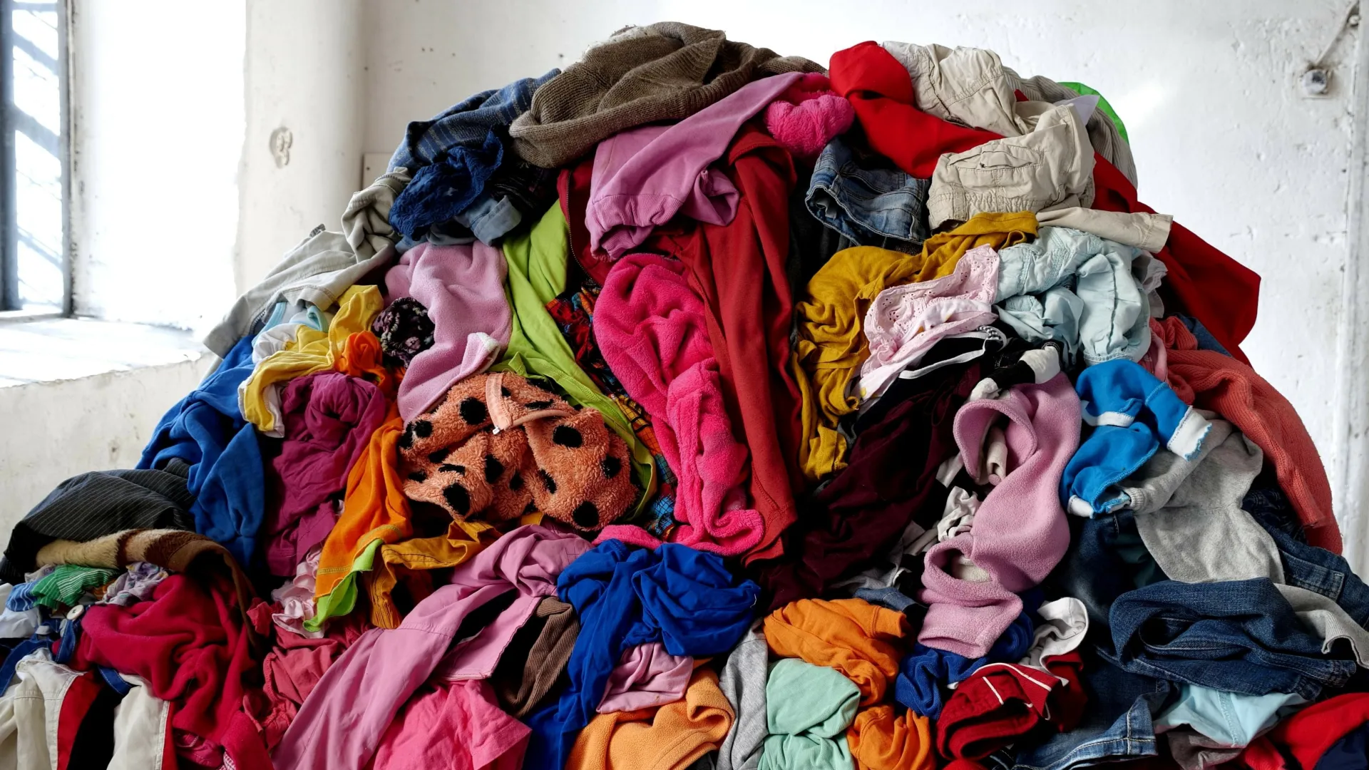 Blick auf einen Berg von Altkleidern für Spenden, Wohltätigkeit, Recycling und Upcycling